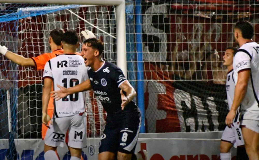 El equipo rosarino volvió a mostrar fragilidad, casi no generó peligro y se quedó sin torneo.