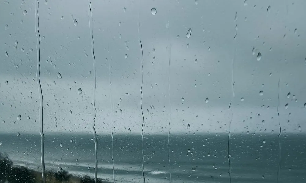 Lluvia, frio y costa Imagen generada por AI