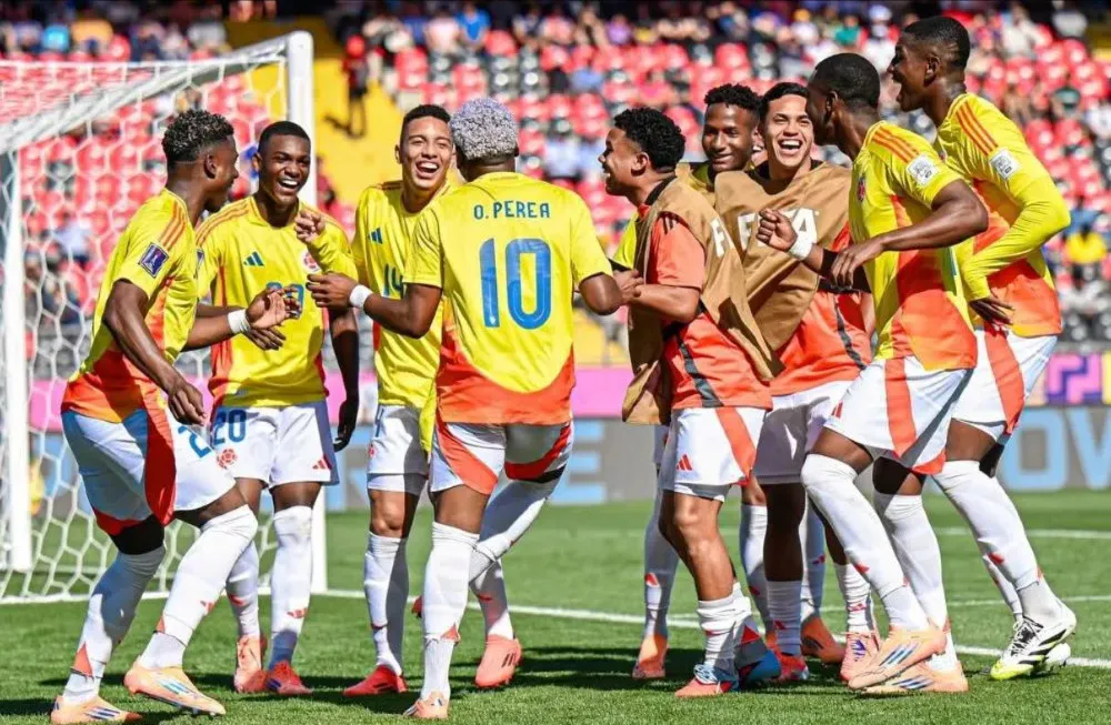 Colombia venció 3-2 a España. Villarreal marcó los tres goles