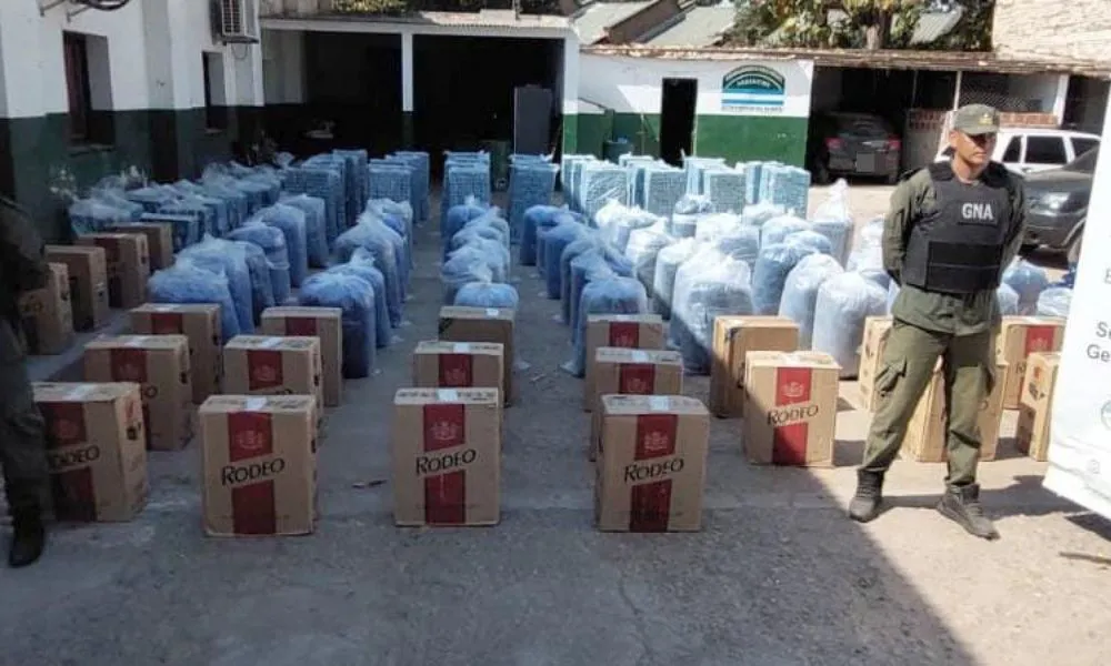 Decomisan hojas de coca y paquetes de cigarrillos