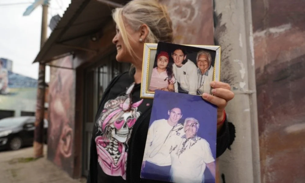 Vecinos del barrio La Bajada sacaron antiguas fotografías familiares para mostrar cómo era el futbolista cuando todavía recorría esas calles.