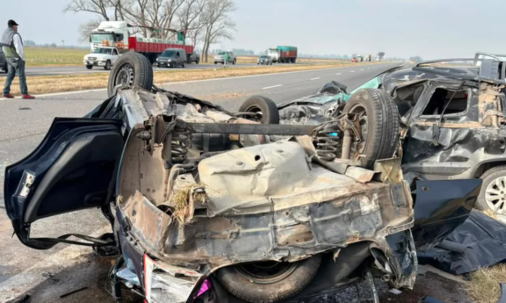 Chevrolet Corsa quedó volcado sobre la banquina
