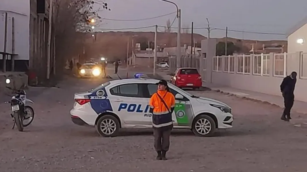 Asesinaron a un hombre frente a una escuela en Río Negro