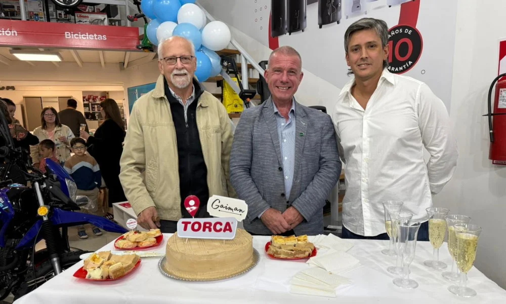 autoridades de Torca y el intendente de Gaiman