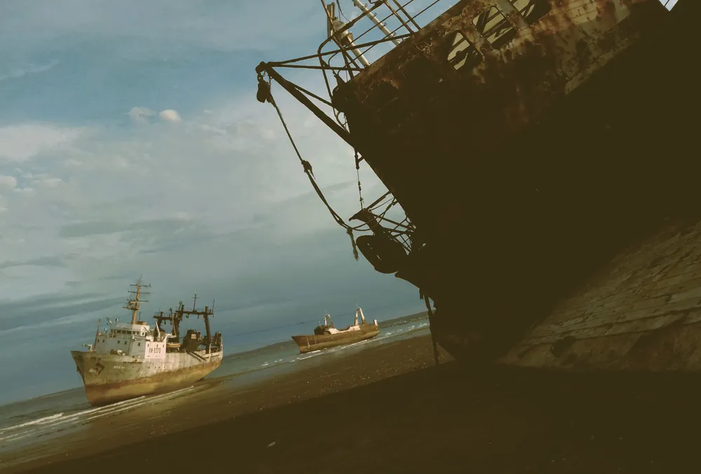 El cementerio de barcos de Puerto Madryn desaparece