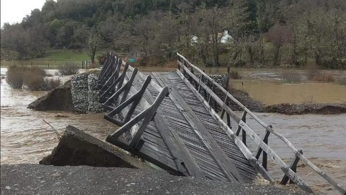 En Pampa Linda la crecida socavó los apoyos del puente