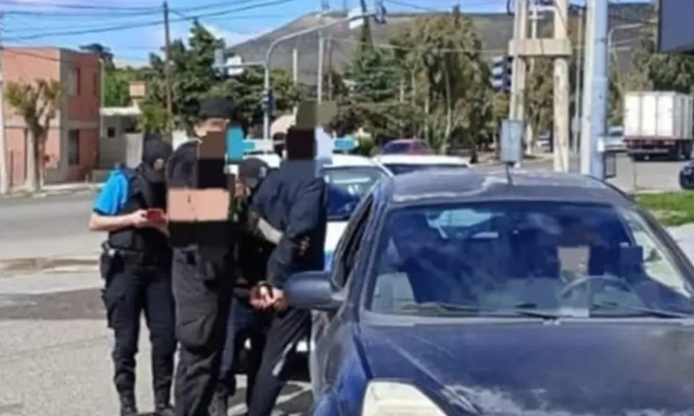 joven atrapado con herramientas