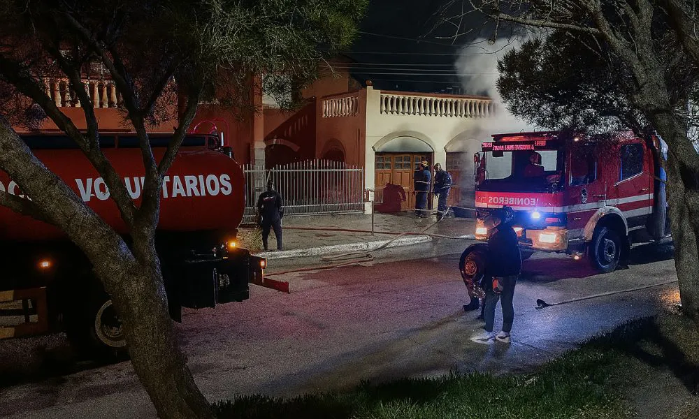 Rescate en un incendio en Comodoro Rivadavia Imagen reeditada de foto original