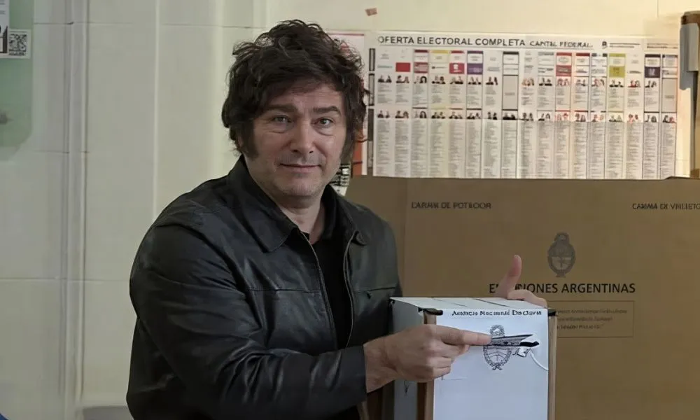 Javier Milei emitiendo su voto imagen reeditada digitalmente por LA17