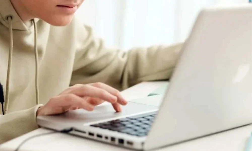 Un joven está acusado de crear imágenes sexuales de sus compañeras menores mediante inteligencia artificial.