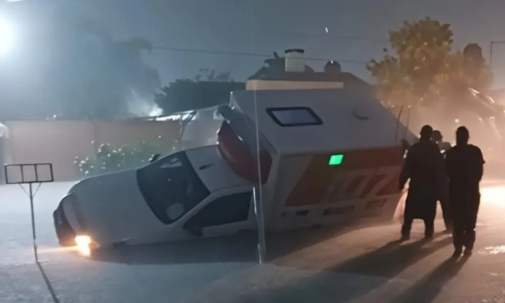 Ambulancia afectada por la inundación