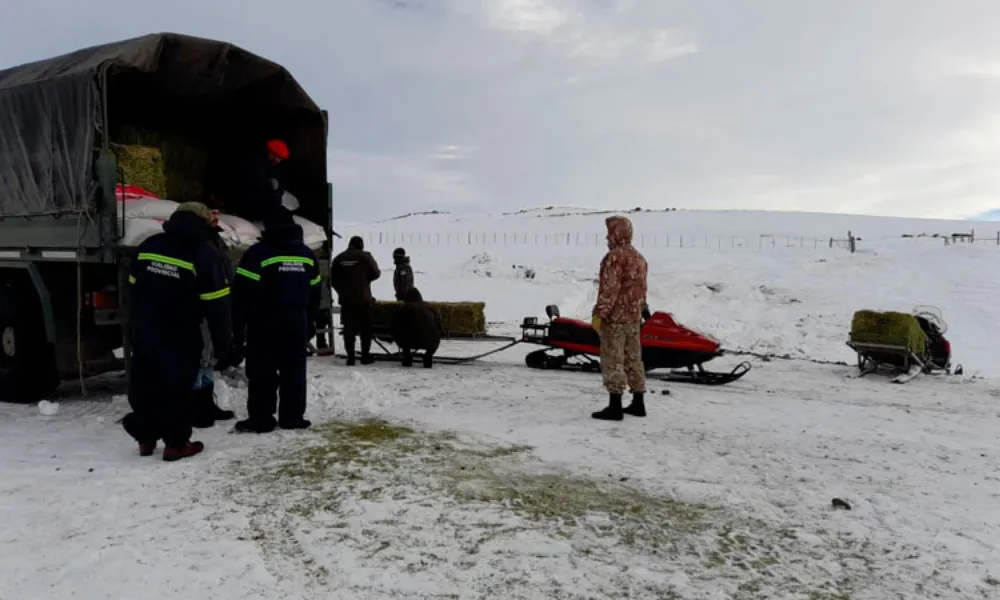 Gendarmería Nacional trabajando para el rescate de los trabajadores rurales