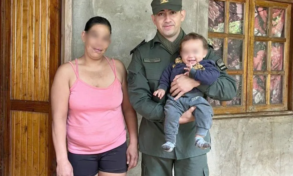 Gendarmes salvaron a un bebé con maniobras de Heimlich y lo trasladaron al hospital