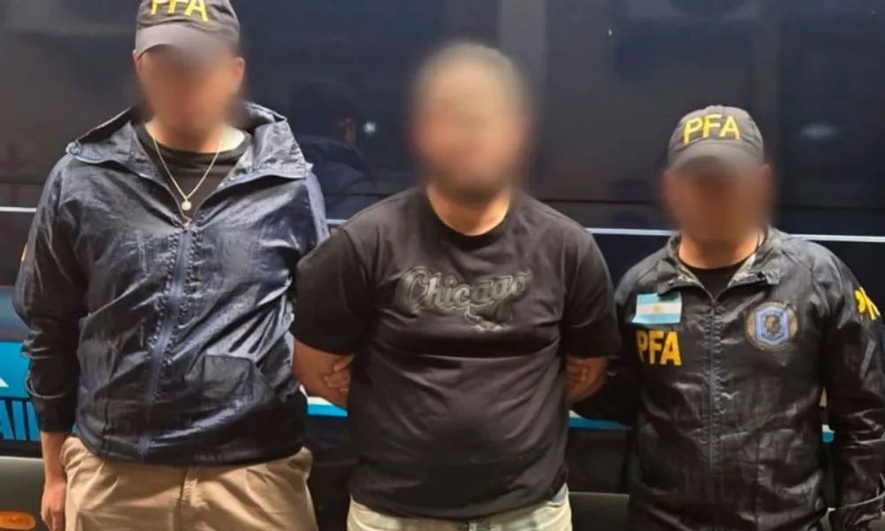 El detenido tras allanamientos por una red de estafa