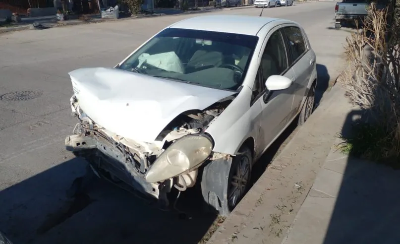 Fiat Punto totalmente destruído al choca contra una casa