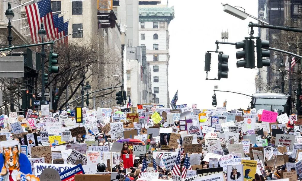 Trump quedó rodeado por miles de protestas Foto RTVes
