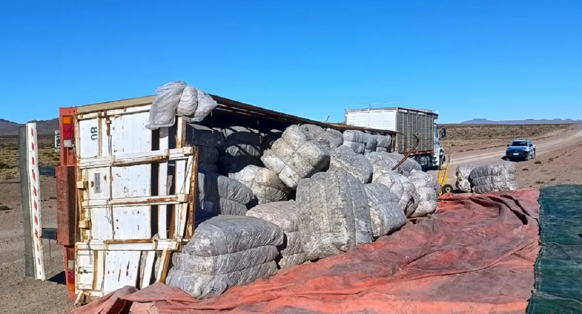 Acoplado del camión volcado sobre ruta 4