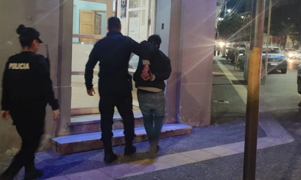 Pareja detenida por disturbios en el Hospital Regional