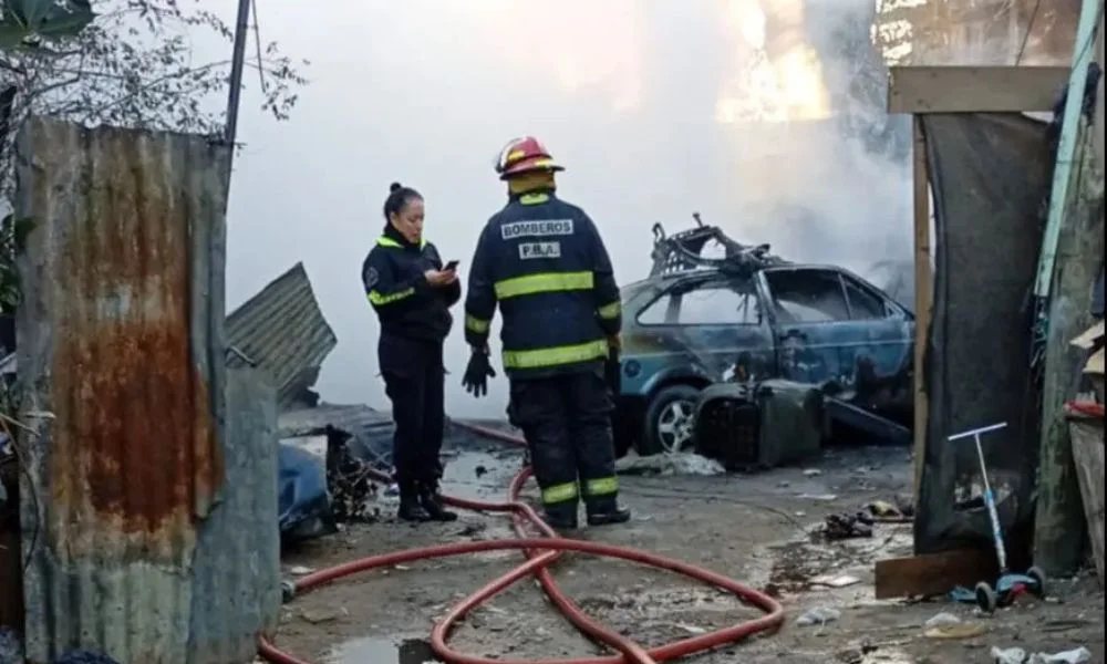 Una mujer murió en un incendio en Los Hornos. Foto La Buena Info