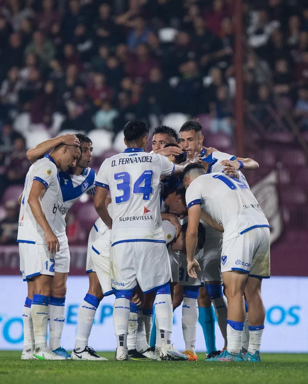 VÉLEZ VOLVIÓ A GANAR Y RESPIRA