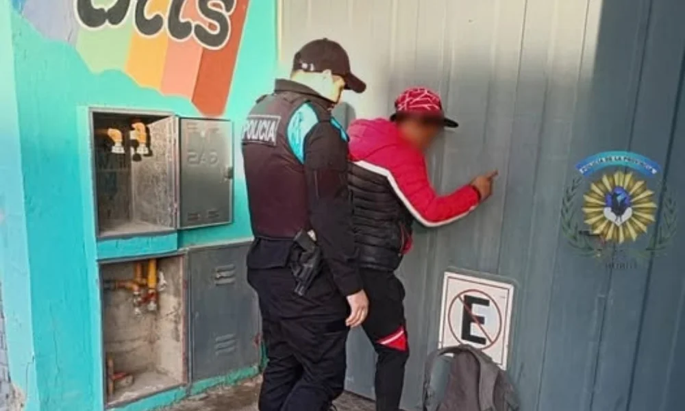 El procedimiento comenzó con la demora preventiva del hombre en plena vía pública.