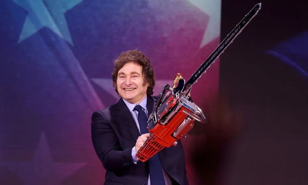 Milei con motosierra Foto Wikipedia