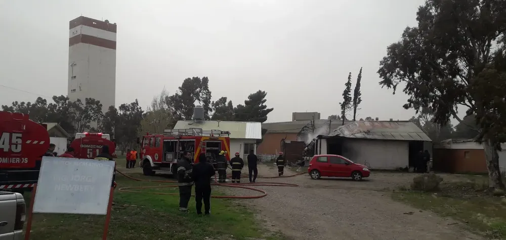 Actuación de los bomberos en la vivienda siniestrada