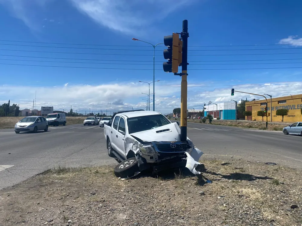 Toyota Hilux incrustada en el semáforo