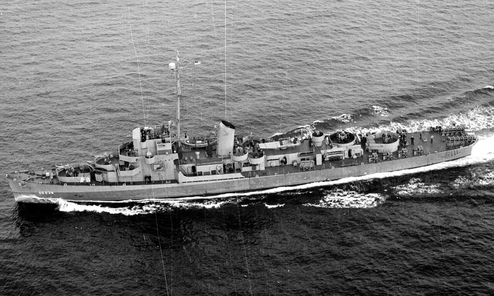 USS_Stewart_(DE-238)_underway_at_sea_on_21_November_1943_(80-G-200282)