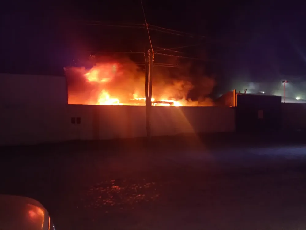 INCENDIO DE AUTOS EN UNA EMPRESA