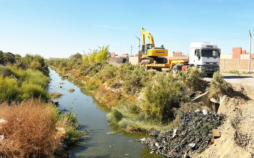 Limpieza en el canal Ovoide de Trelew