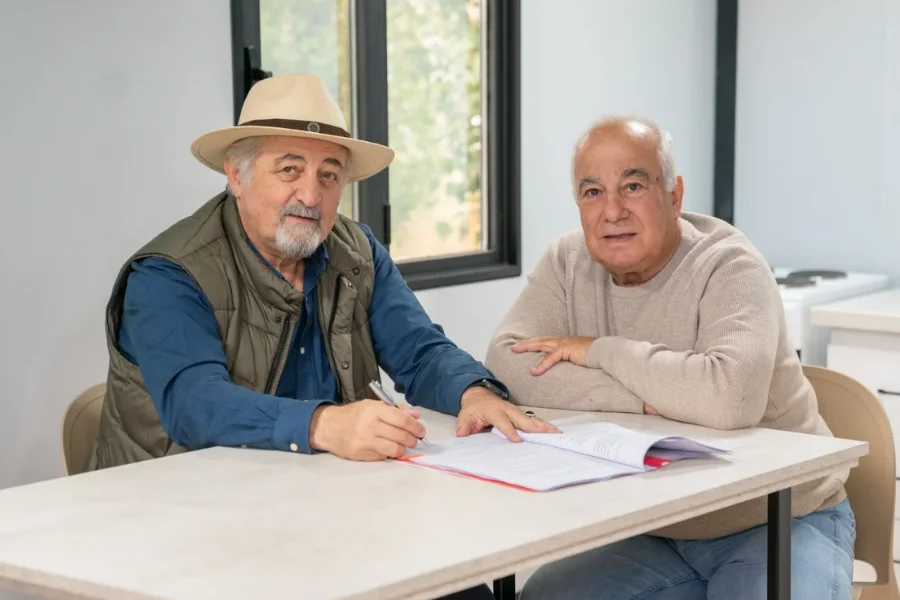 Othar firmó el contrato para la compra de 50 viviendas