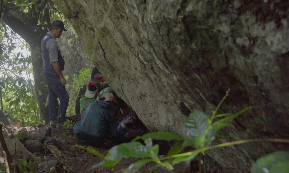 El arqueólogo Pablo Aristizabal y su equipo durante la excabación en Jericó (Foto: EL PAÍS)