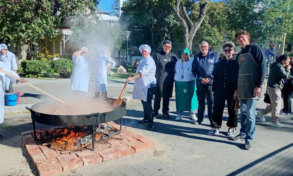 Paella solidaria en Trelew 