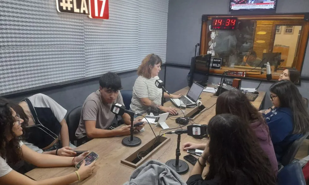 Alumnos de la escuela 710 en la radio