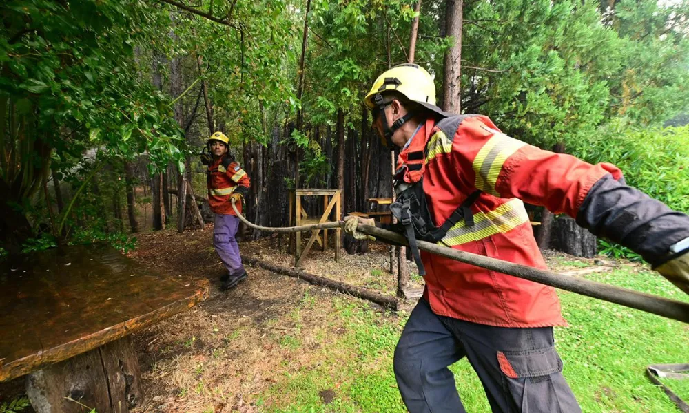 brigadistas en el incendio