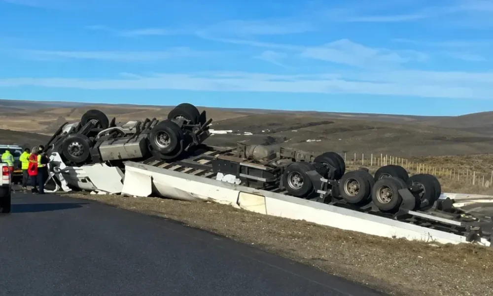 Camión volcado en ruta 3