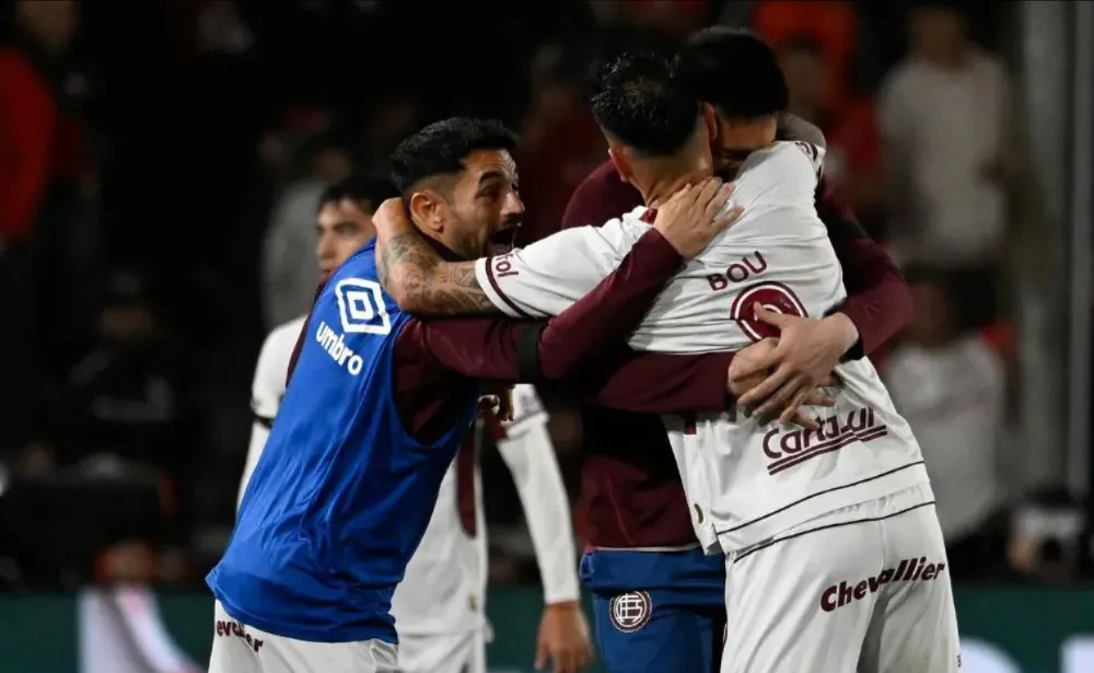 Independiente cayó 2-0 frente a Lanús en un partido marcado por la lluvia