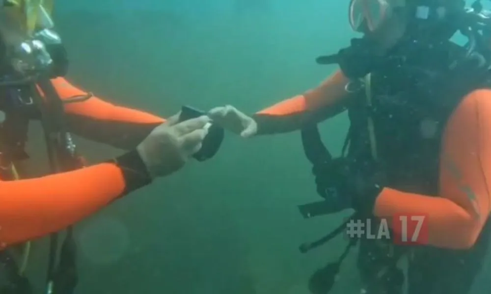 Le pidió compromiso debajo del mar