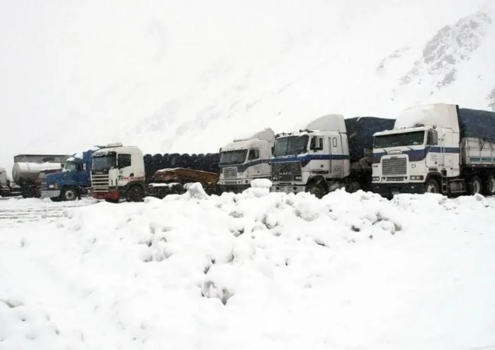 Camiones varados en el Paso Cristo Redentor