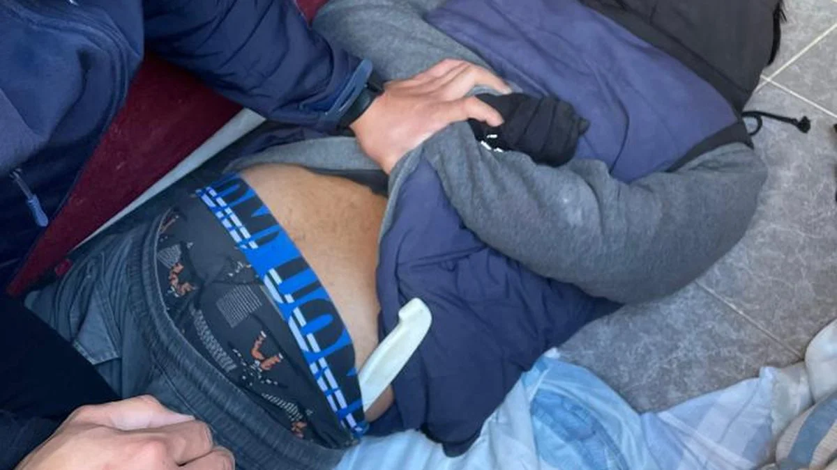 Aprehendido por desobediencia judicial y daños en casa de su madre
