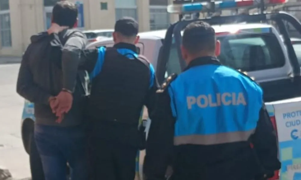 Detuvieron en Comodoro Rivadavia a un hombre con pedido de captura mientras bebía en la vía pública
