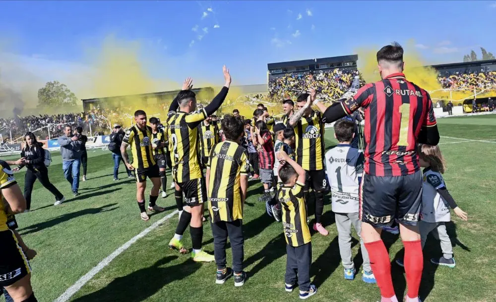 Deportivo Madryn se prepara para un encuentro histórico frente a Morón en su estadio