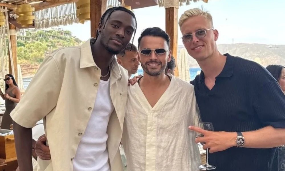 El dueño de la agencia con el jugador del Aston Villa Tammy Abraham y Hordur Magnusson del Levadiakos.