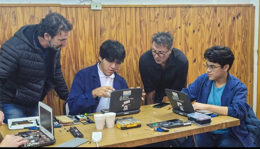 Estudiantes reacondicionan notebooks para escuelas primarias de Comodoro