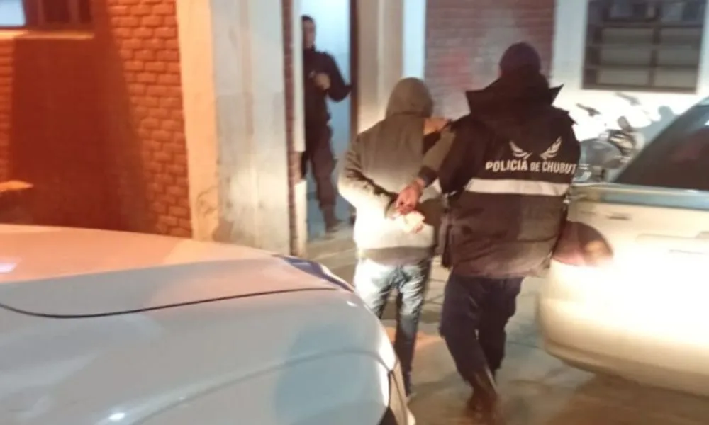 Rompió la luneta de un Chevrolet Corsa, robó una amoladora y fue capturado al huir