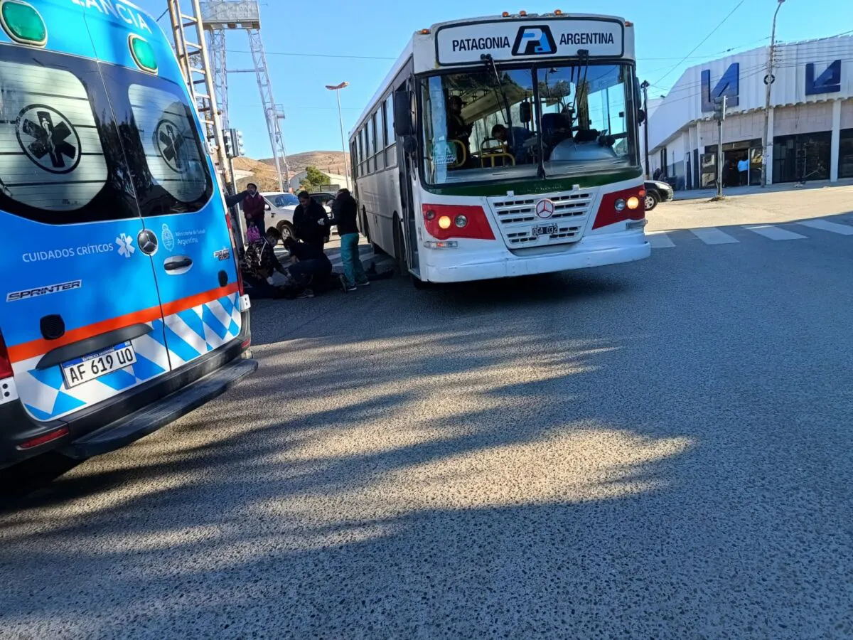 Peatón siendo auxiliado por la ambulancia