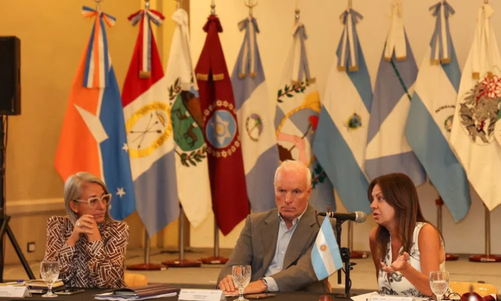 Gabriela Real, el jefe de Gabinete de Capital Humano, Juan Bautista Ordoñez y la Ministra Sandra Pettovello