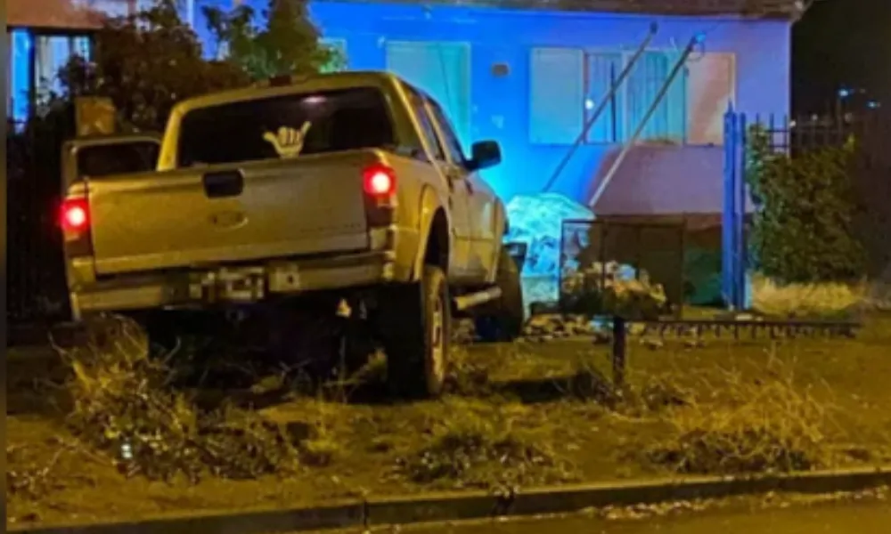 Camioneta chocada contra la vivienda