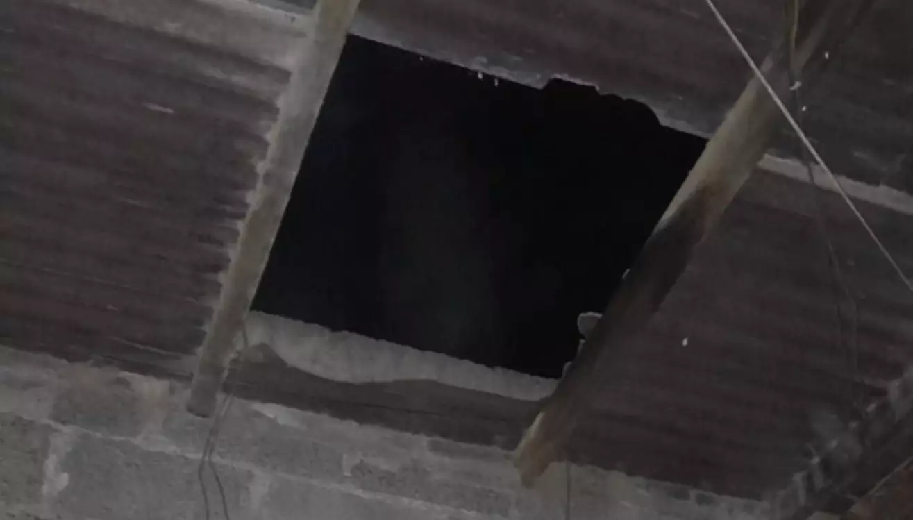 Techo desde donde cayó el empleado policial